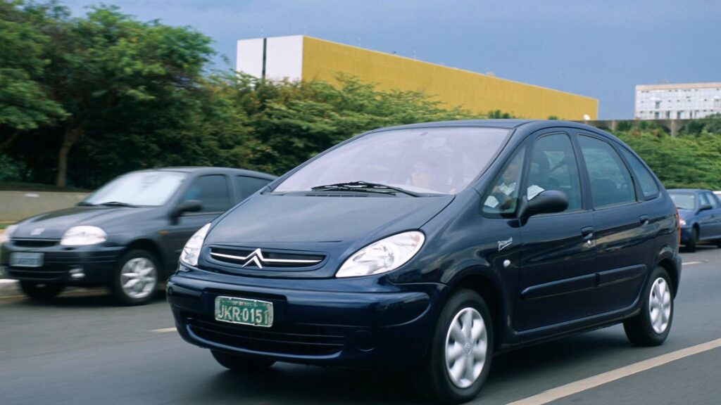Citroen Picasso azul em movimento na estrada.