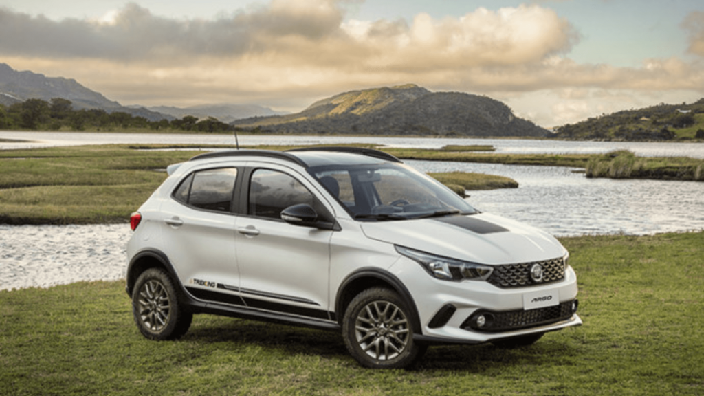 Fiat Argo branco parado na diagonal.