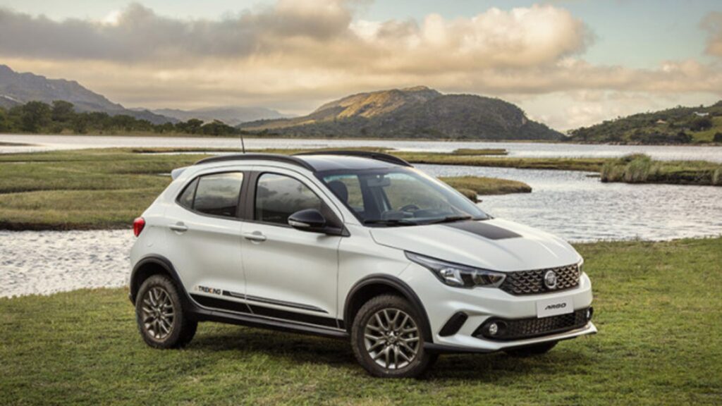 Fiat Argo branco parado na diagonal.