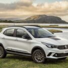 Fiat Argo branco parado na diagonal.