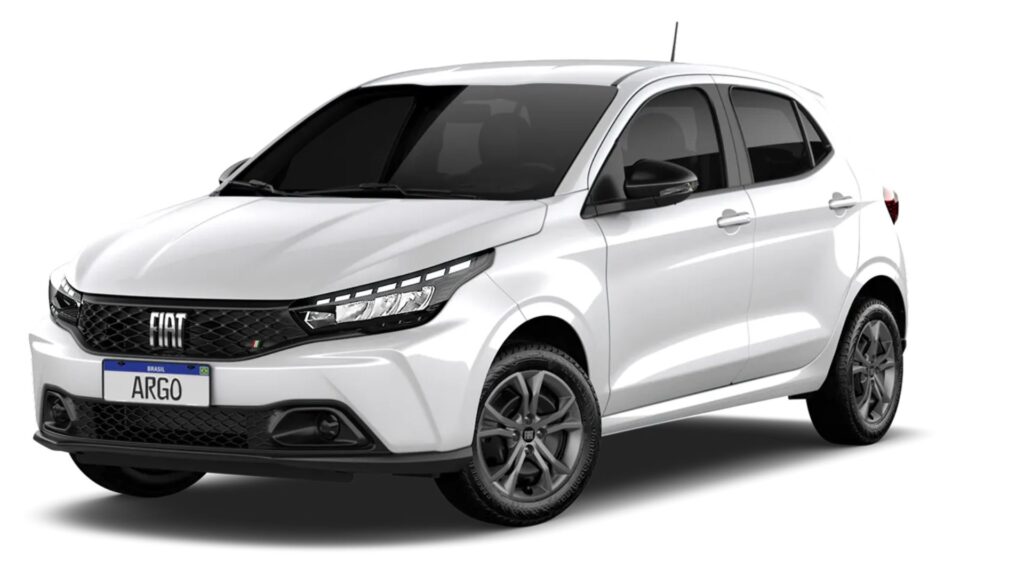 Fiat Argo branco parado na diagonal.