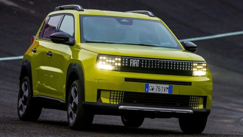 Fiat Argo amarelo em movimento na estrada.