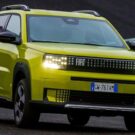 Fiat Argo amarelo em movimento na estrada.