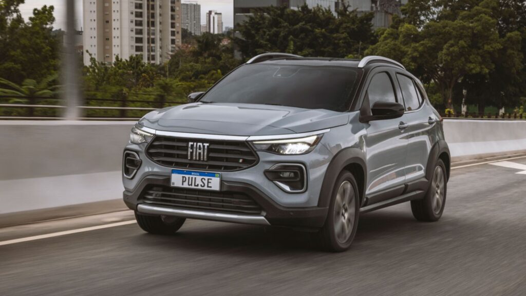 Fiat Pulse cinza parado na diagonal.