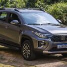 Fiat Strada cinza parada.