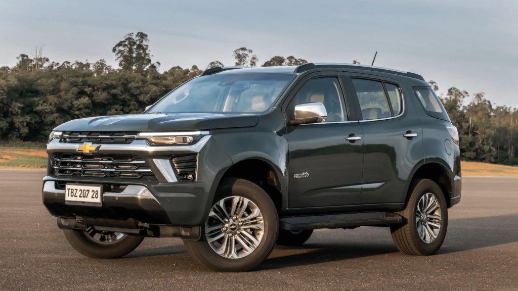 Chevrolet Trailblazer verde parada na diagonal.