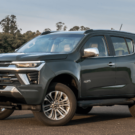 Chevrolet Trailblazer verde parada na diagonal.