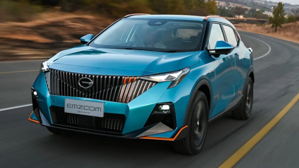 GAC GS3 azul em movimento na estrada.