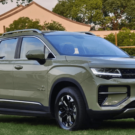 Nova Picape híbrida da Geely verde parado na diagonal.