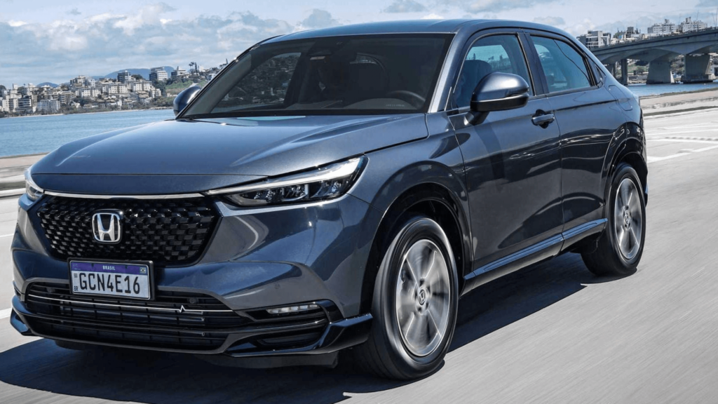 Honda HR-V azul parado na diagonal.