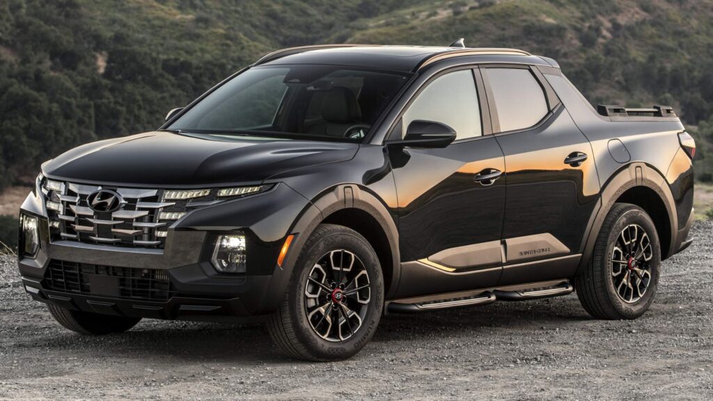 Hyundai Santa Cruz preto parado na diagonal.