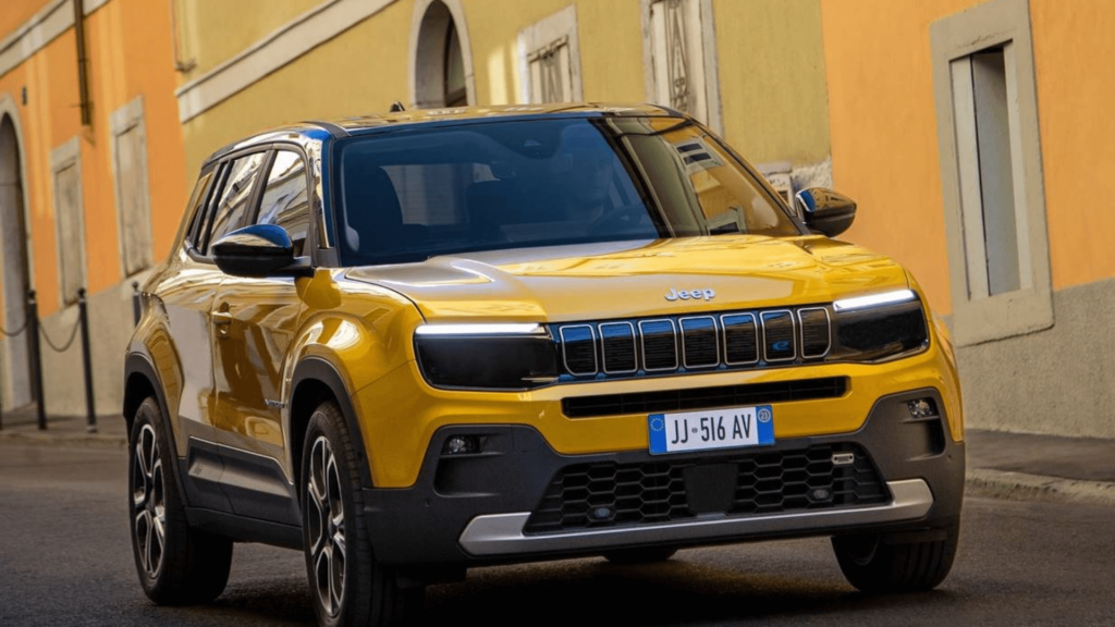 Jeep Avenger amarelo parado na diagonal.