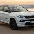 Jeep Compass S 2025 branco parado na diagonal.