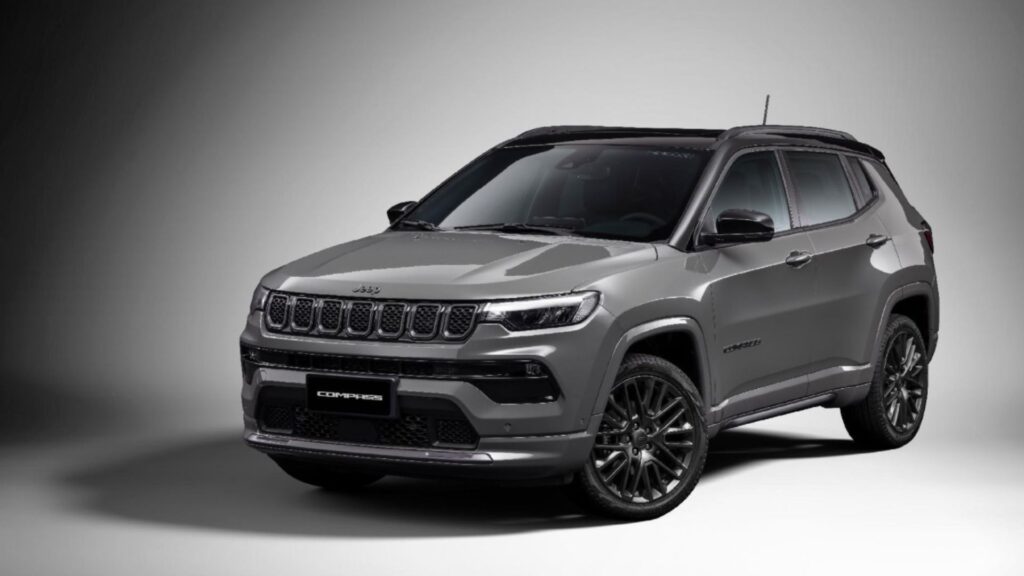 Jeep Compass cinza parado na diagonal.