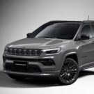 Jeep Compass cinza parado na diagonal.