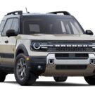 Ford Bronco Sport Badlands parado na diagonal.