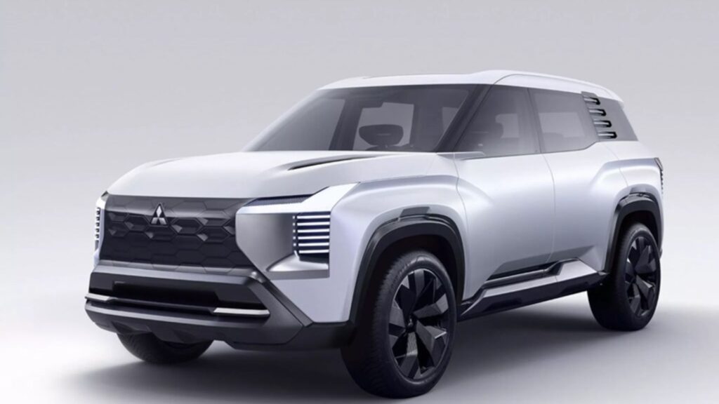 Novo SUV da Mitsubishi branco parado na diagonal em um fundo branco.