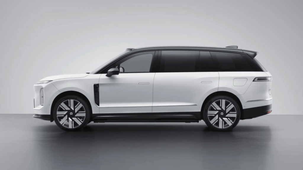 SUV Nio branco parado de lado em um fundo branco.