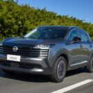 Nissan Kicks cinza em movimento na estrada.