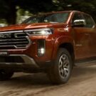 Nova Ram Dakota bronze em movimento na estrada.