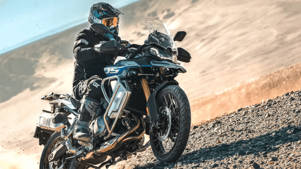 Moto da VOGE derrapando na areia.