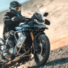 Moto da VOGE derrapando na areia.