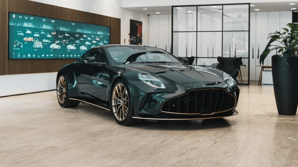 Novo Aston Martin Vantage verde parado na diagonal.