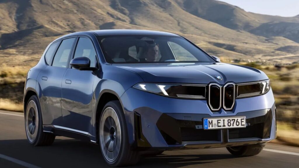 Novo BMW iX3 azul em movimento na estrada.