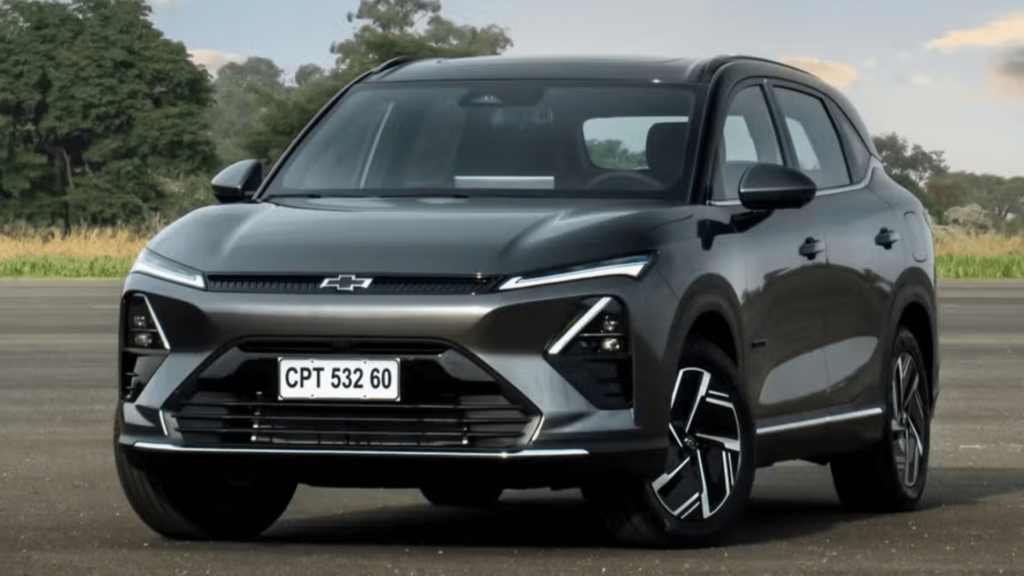 Captiva cinza parado na diagonal.