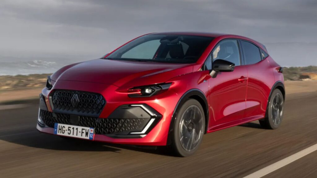 Novo Clio RS híbrido vermelho parado na diagonal.