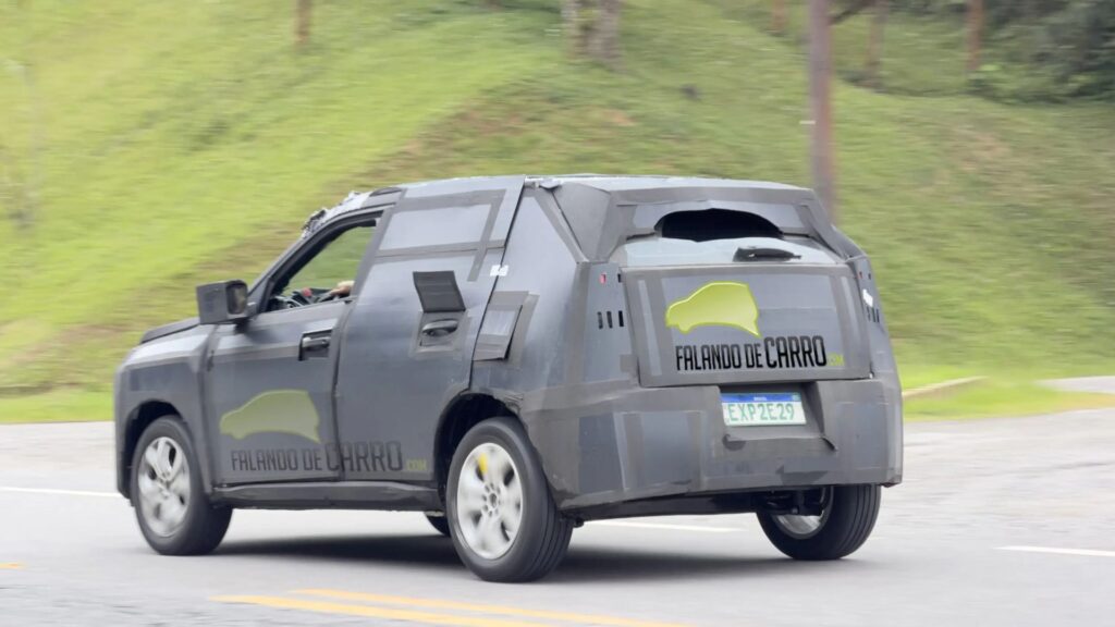 Novo Fiat Argo em movimento na estrada.
