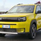 Novo Fiat Argo amarelo em movimento na estrada.