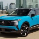 Novo Nissan Kicks azul parado na diagonal.