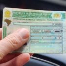 Pessoa segurando CNH na mão.