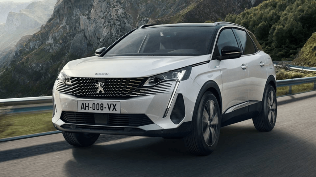 Peugeot 3008 branco parado na diagonal.