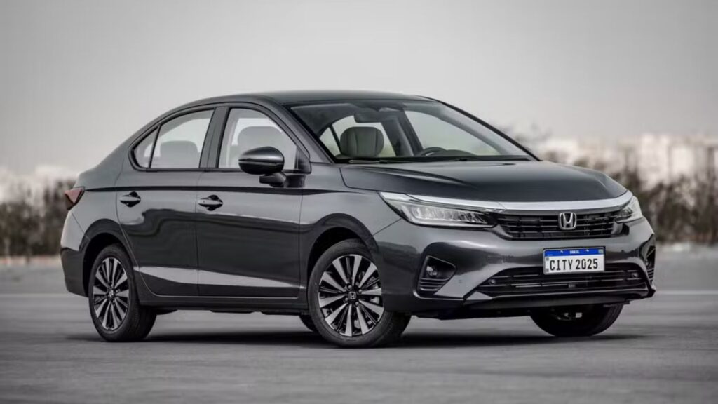 Honda City cinza parado na diagonal.
