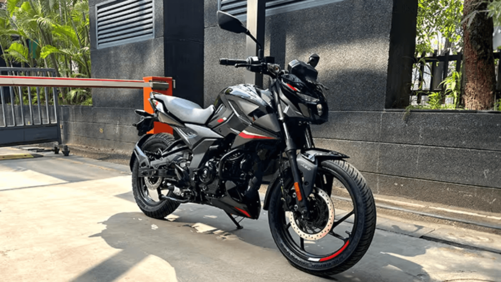 Pulsar N150 parado na diagonal.