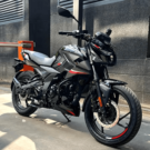 Pulsar N150 parado na diagonal.