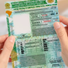 Pessoa segurando a CNH.