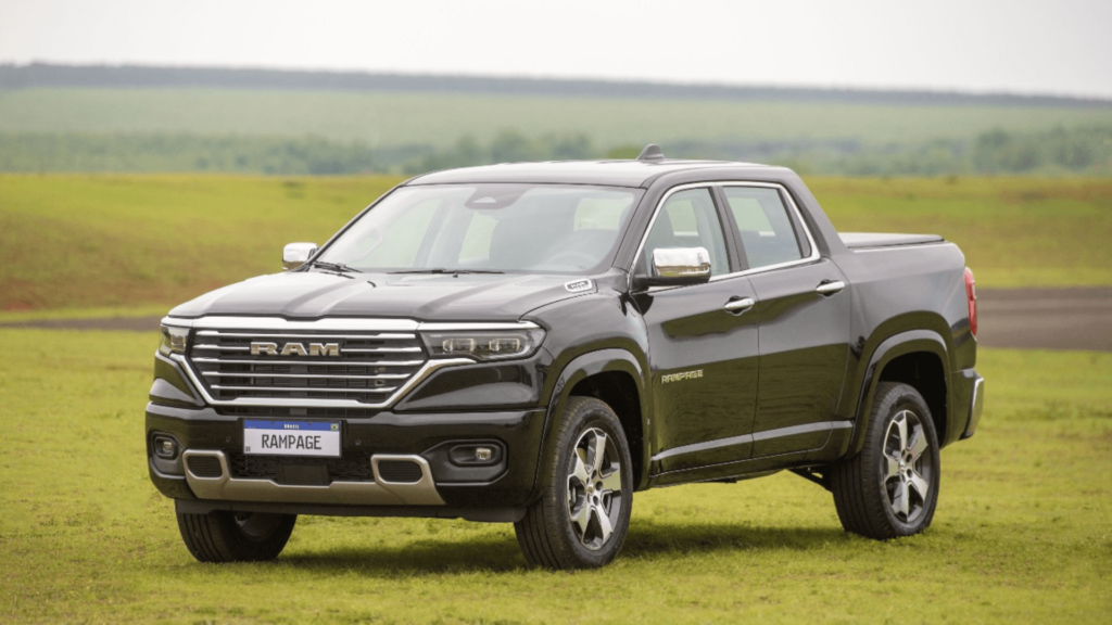 RAM Rampage Laramie 2.2 diesel cinza parado na diagonal em cima de um gramado.