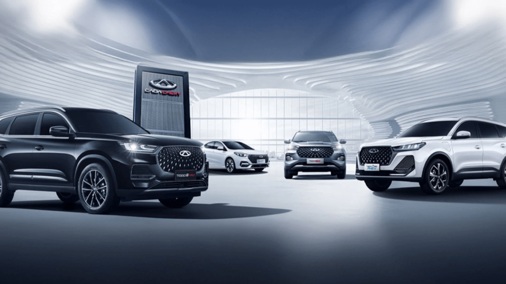 Carros da Caoa Chery um do lado do outro.