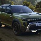 Novo Renault Duster 2027 verde em movimento na estrada.