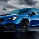 Novo carro da Subaru azul em movimento.