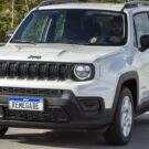 Jeep Renegade Sport branco em movimento na estrada.