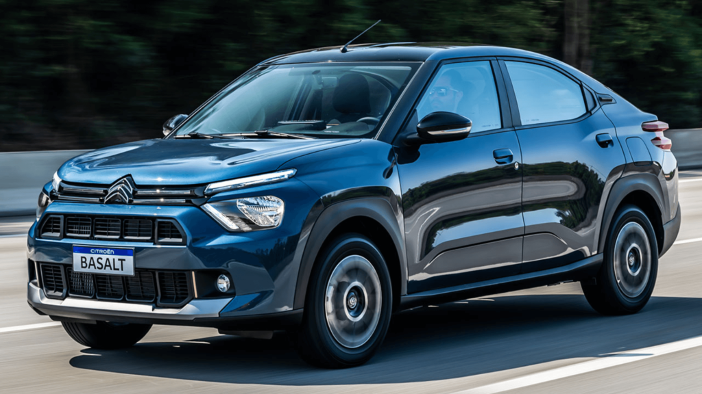 Citroën Basalt azul em movimento na estrada.