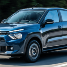 Citroën Basalt azul em movimento na estrada.