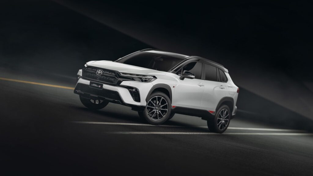 Toyota Corolla Cross 2026 branco parado na diagonal em um fundo branco.