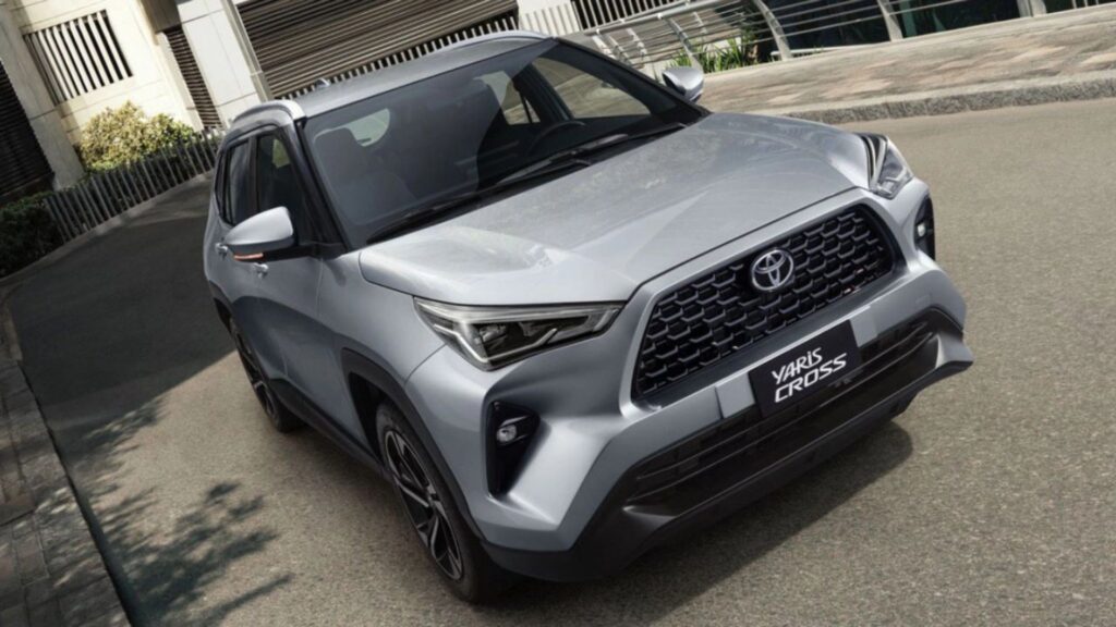 Yaris Cross cinza de frente.