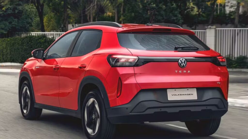 Volkswagen Tera vermelho em movimento na estrada.