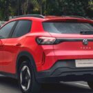 Volkswagen Tera vermelho em movimento na estrada.